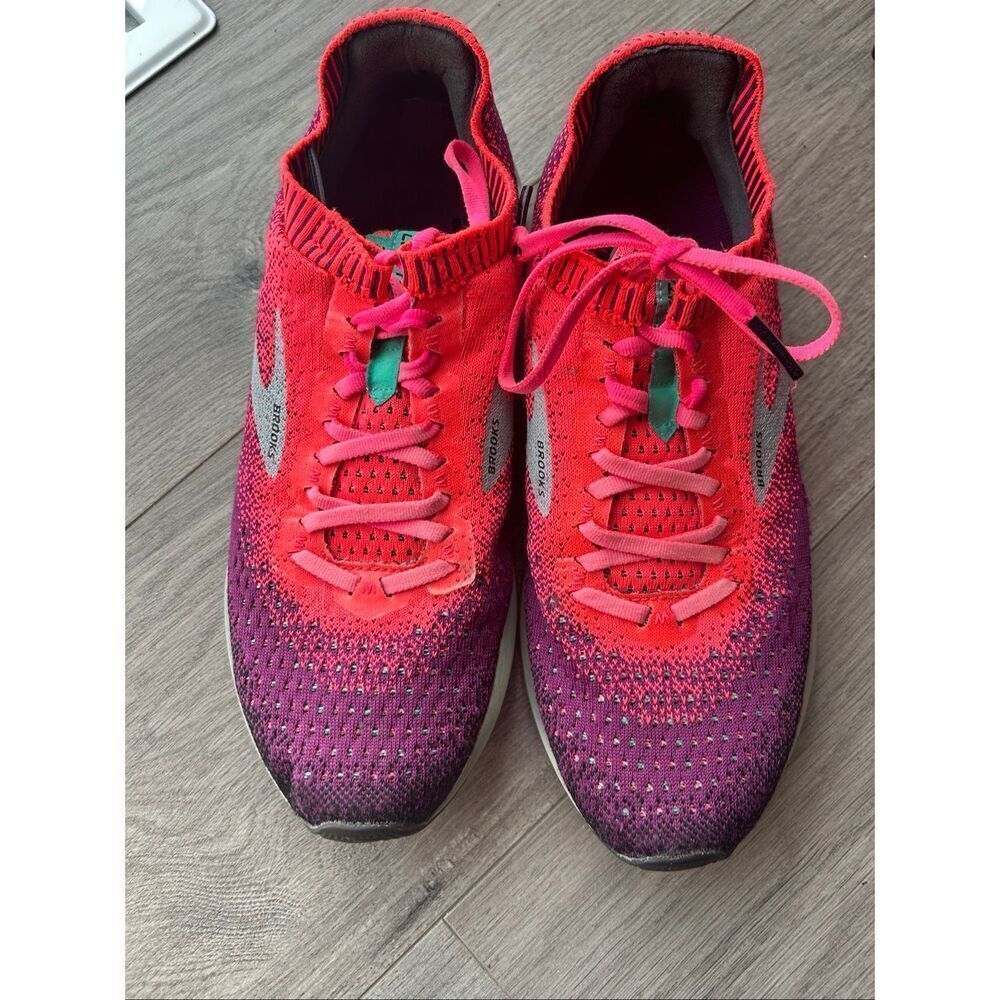Brooks Levitate 2 Pink Purple Silver Running Shoes Womens Size 9.5 clean